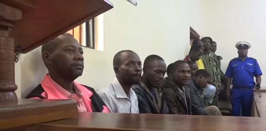  肯亞邪教領袖瑪肯西（左）和其他同夥一起受審。(YouTube@AI Jazeera English影片截圖）